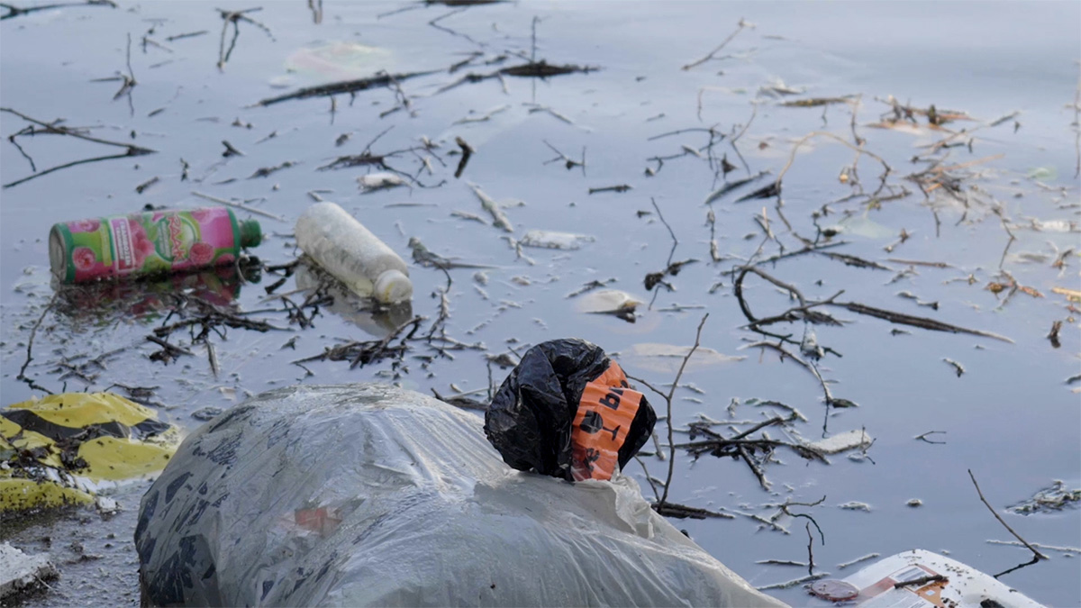 Afval in het water van Amsterdam.jpg