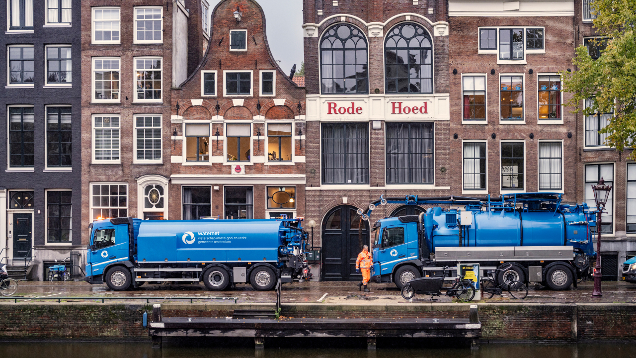 twee-waternet-wagens-midden-in-amsterdam.jpg